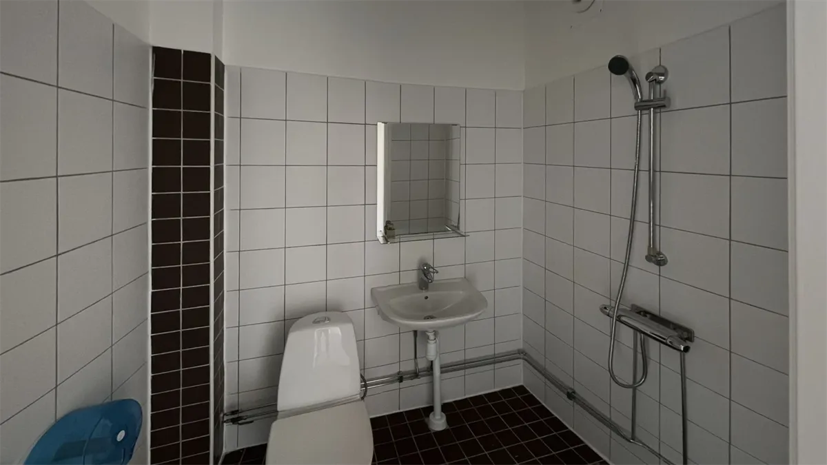 XeEXof9YbDi-Bathroom